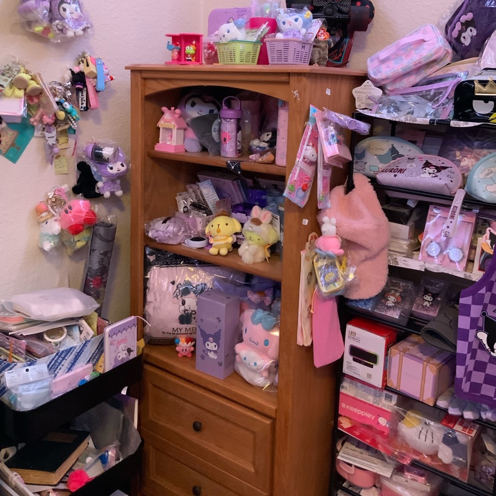 Live listing for Sanrio items